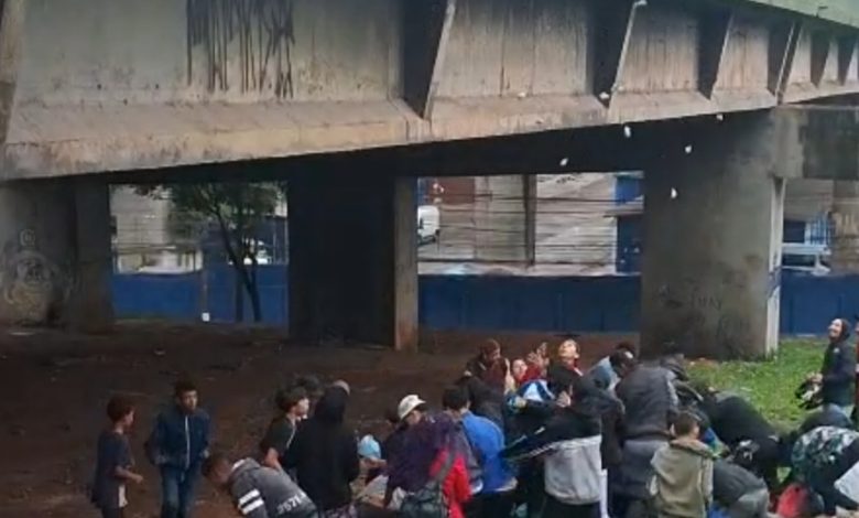 Chuva de dinheiro: empresário lança cédulas em protesto contra a corrupção