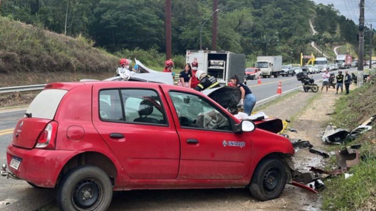 Homem morre em acidente que envolveu três veículos na BR-280, em Jaraguá do Sul