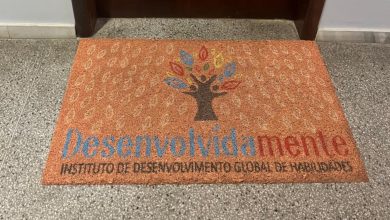Mulher que fingia ser psicóloga e atendia crianças com autismo é alvo de operação em Blumenau