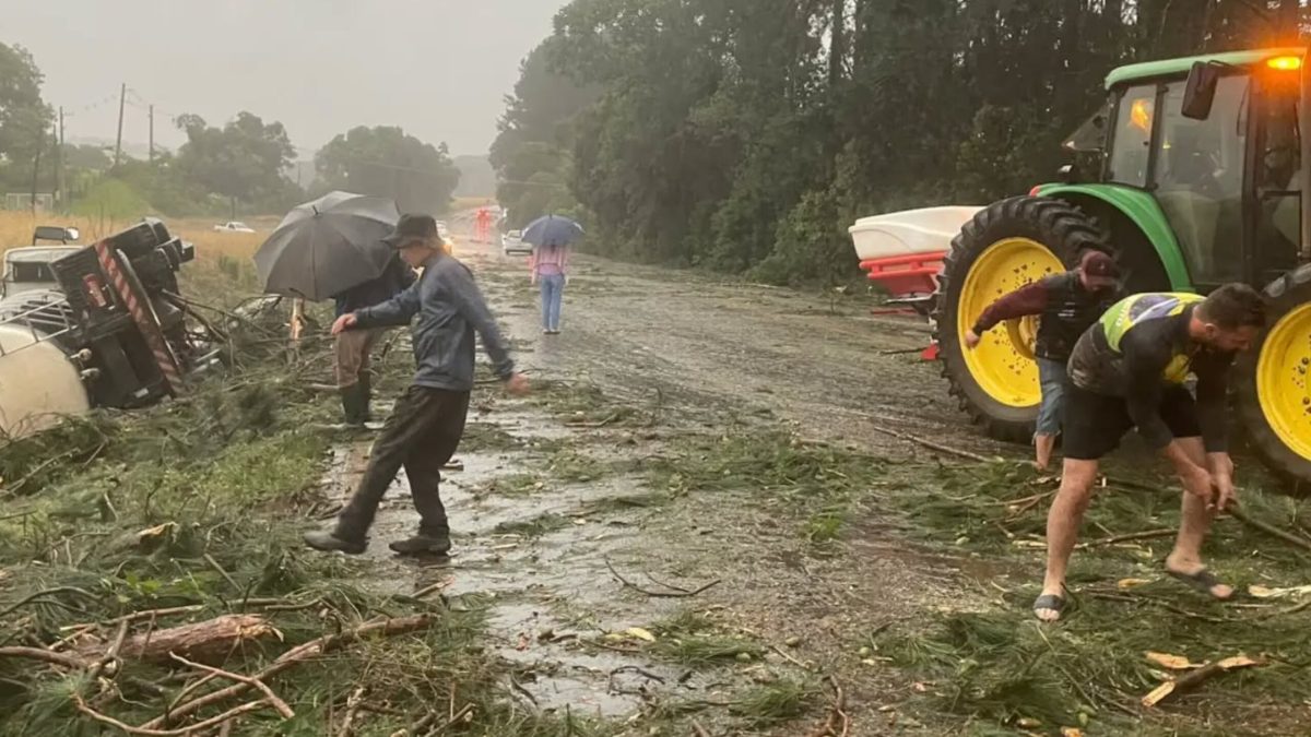 Tornado atinge SC, deixa feridos e força cidade a decretar emergência