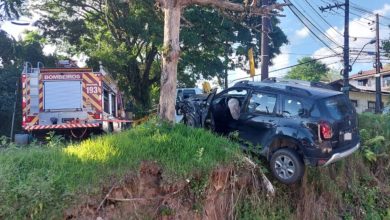 Carro fica pendurado em ribanceira após colisão contra caminhão em Blumenau