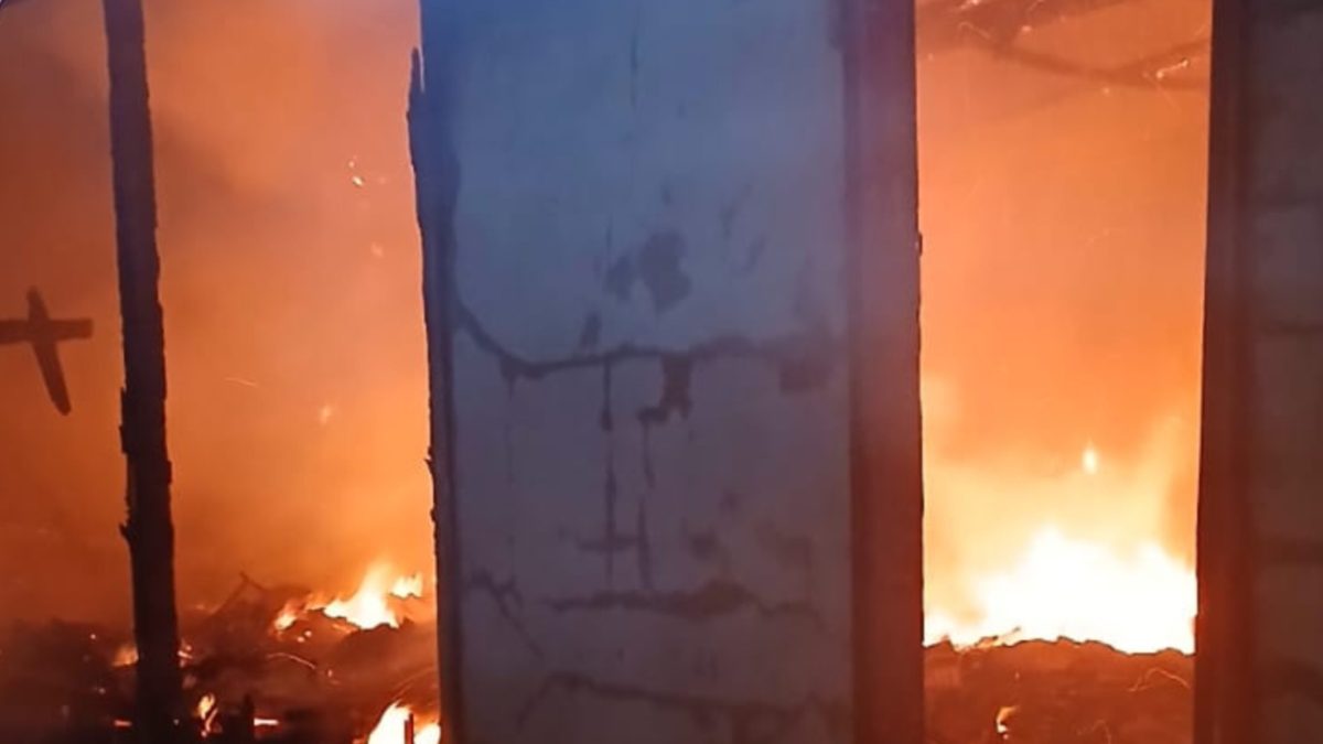 Incêndio de grandes proporções destrói casa em Ascurra; bombeiros evitam que chamas atinjam residência vizinha