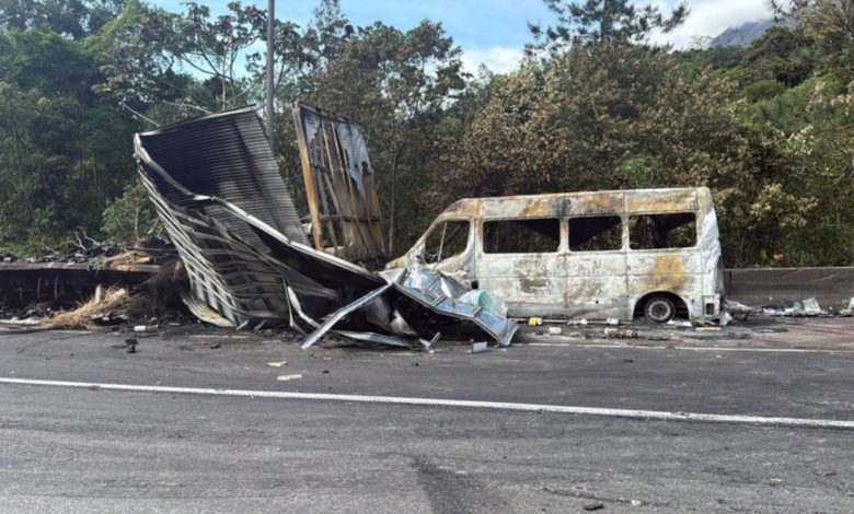 Motorista ferido corta cintos e salva passageiros de van em chamas após engavetamento