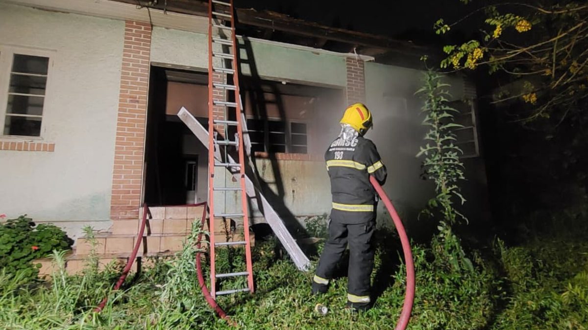 Incêndio atinge casa possivelmente usada por pessoas em situação de rua em Blumenau