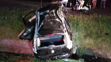 Jovem fica ferido após perder controle do carro e capotar em valeta na BR-470, em Gaspar