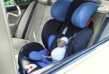 Bebê é resgatado após ficar trancado acidentalmente dentro de carro em Blumenau