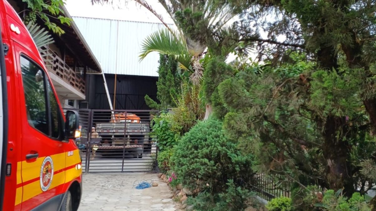 Trabalhador morre após cair de cerca de 9 metros enquanto realizava serviço em telhado em Benedito Novo