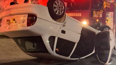 Motorista perde o controle e atinge carros estacionados em frente a igreja em Blumenau