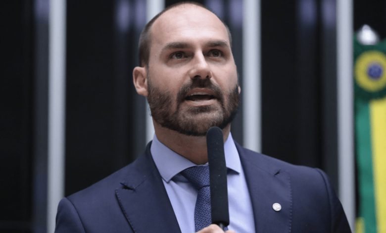 Eduardo Bolsonaro é réu no STF por suspeita de articulações internacionais em favor do pai