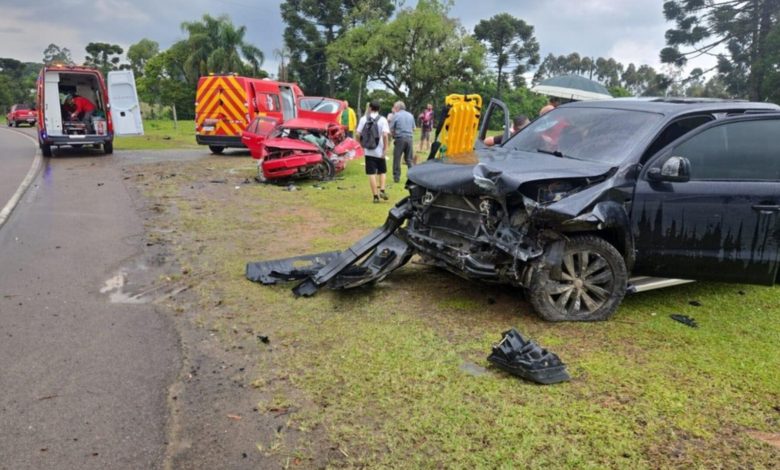 Picape superlotada invade pista contrária, mata casal e deixa bebê gravemente ferida em SC