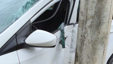 Motorista perde controle de HB20 e colide contra poste em Indaial; duas pessoas ficaram feridas