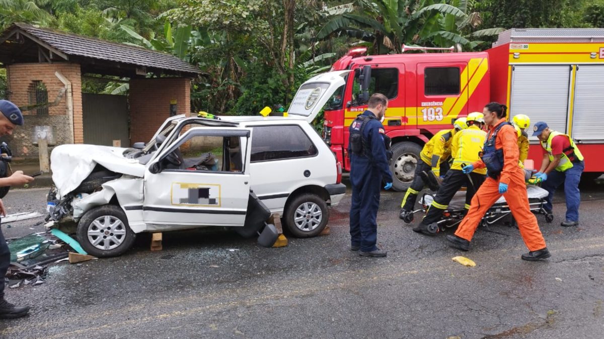 Motorista fica preso às ferragens após colisão entre utilitário de carga e carro em Blumenau