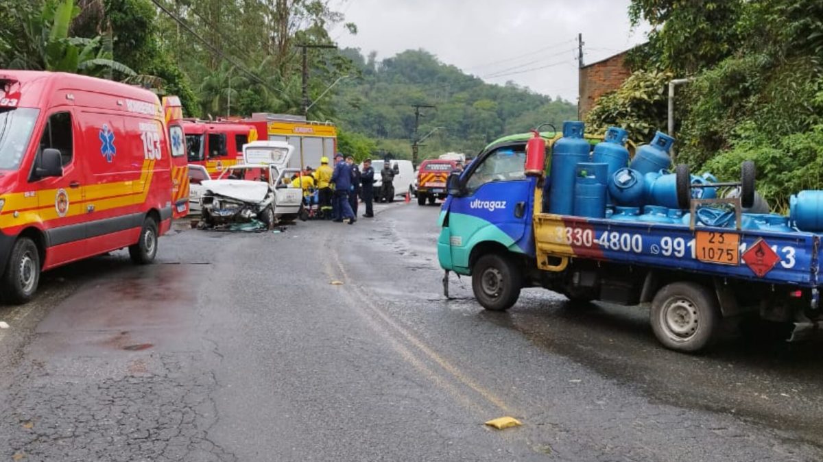 Motorista fica preso às ferragens após colisão entre utilitário de carga e carro em Blumenau