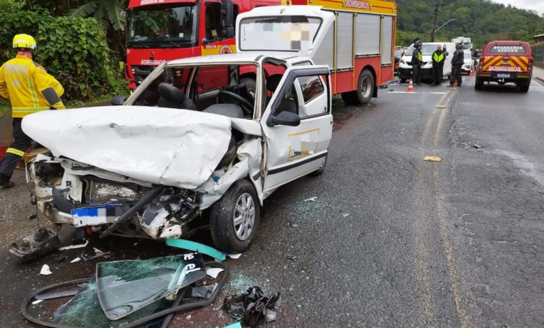 Motorista fica preso às ferragens após colisão entre utilitário de carga e carro em Blumenau