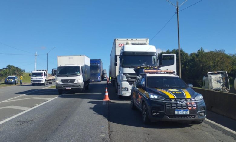 Carro que seguia para SC é esmagado entre dois caminhões; acidente deixou 3 mortos
