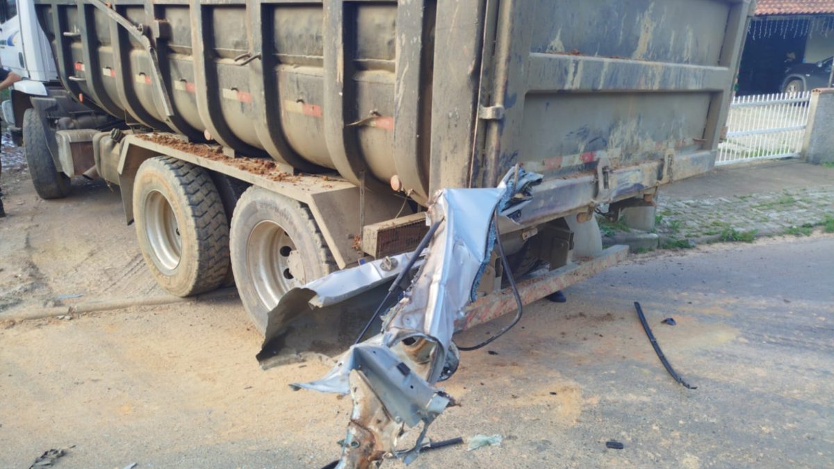 Carro e caminhão colidem em Timbó e motorista escapa com ferimentos leves