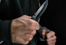 Em SC, homem é esfaqueado no rosto e no tórax após brigar em bar