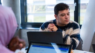 Aluno da UFSC Blumenau cria ferramenta de IA para ajudar professores e leva prêmio na Áustria