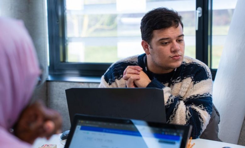 Aluno da UFSC Blumenau cria ferramenta de IA para ajudar professores e leva prêmio na Áustria