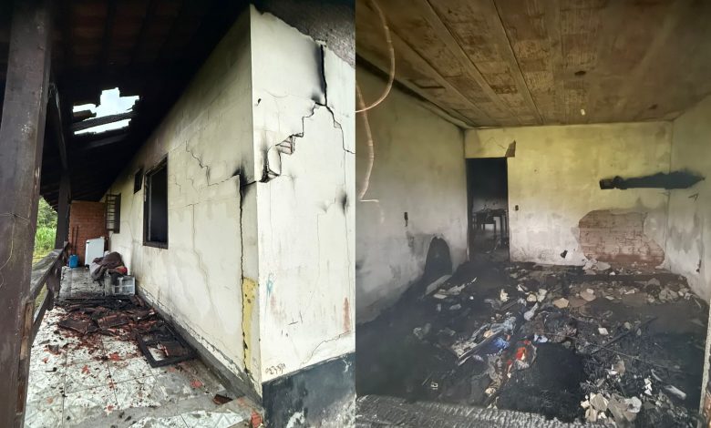 Casa pega fogo em SC e bombeiros controlam incêndio em uma hora