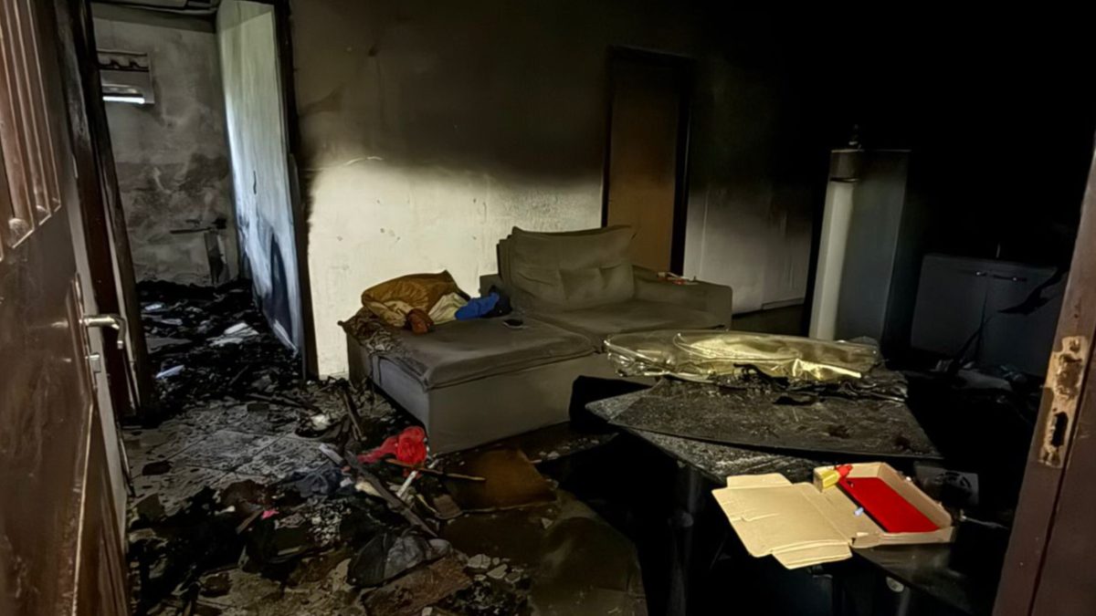 Casa pega fogo em SC e bombeiros controlam incêndio em uma hora