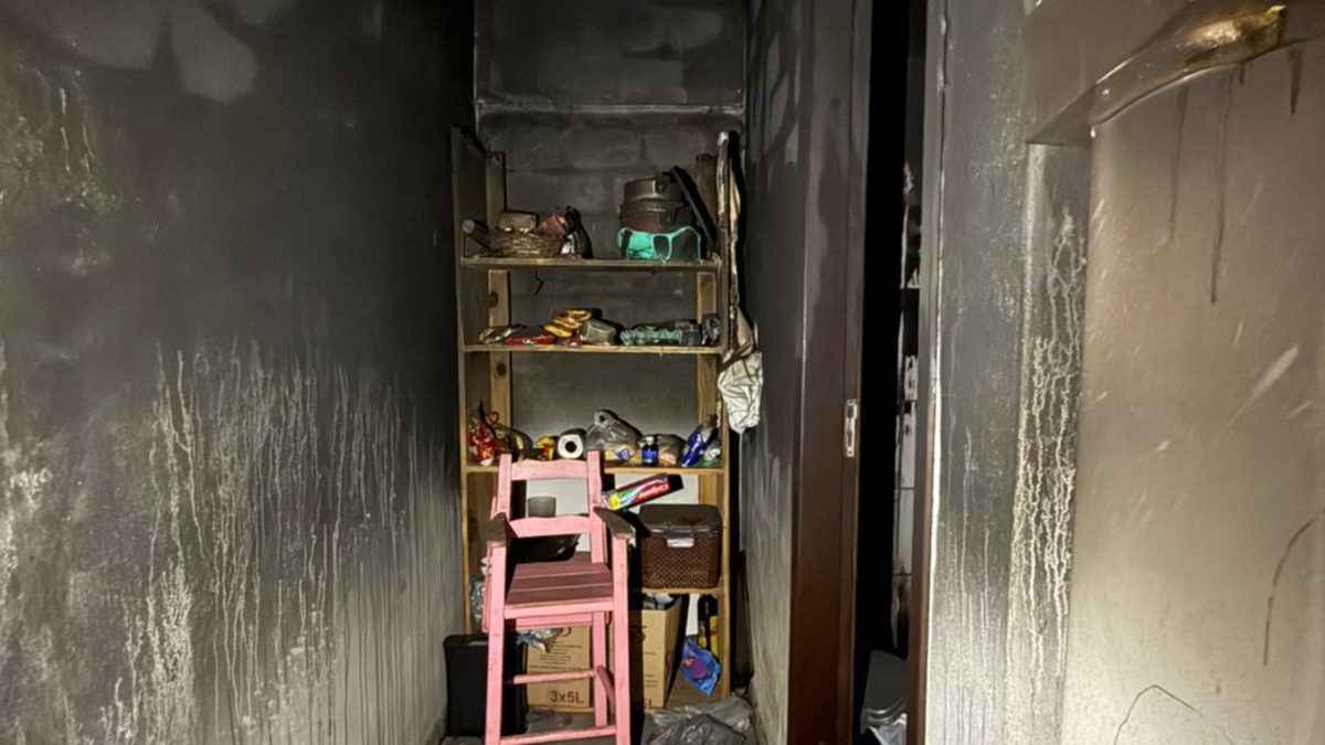 Casa pega fogo em SC e bombeiros controlam incêndio em uma hora