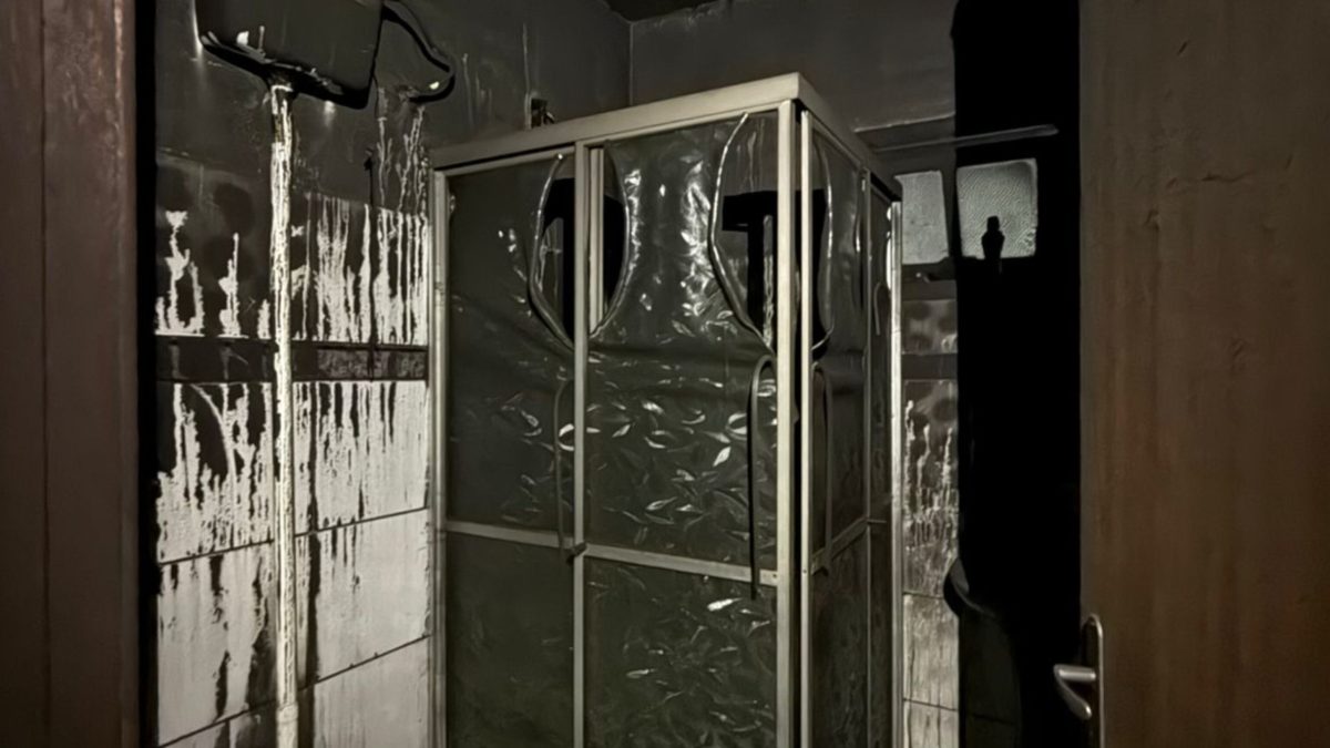 Casa pega fogo em SC e bombeiros controlam incêndio em uma hora