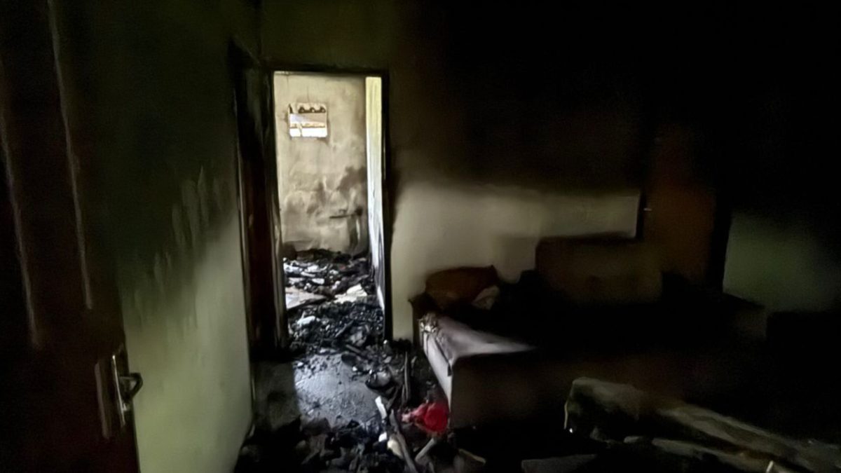 Casa pega fogo em SC e bombeiros controlam incêndio em uma hora