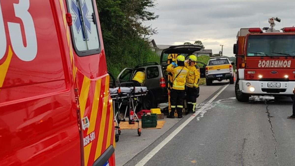 Motorista fica ferido e carona sai ileso após veículo perder o controle e sair da pista, em Gaspar