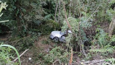 Motorista é resgatado em Gaspar após carro despencar em ribanceira