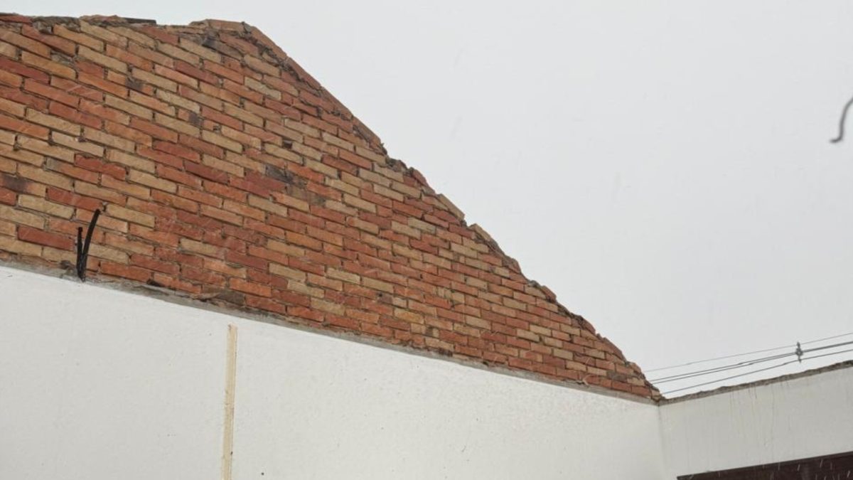 Delegacia de Orleans fica destruída após forte temporal atingir SC