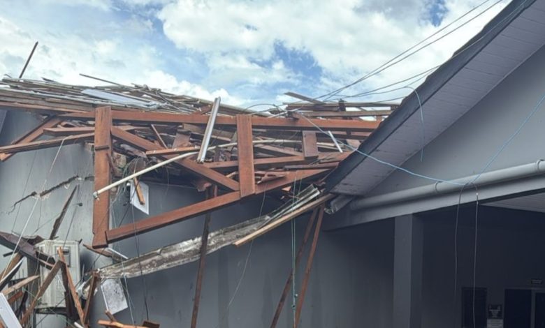 Delegacia de Orleans fica destruída após forte temporal atingir SC