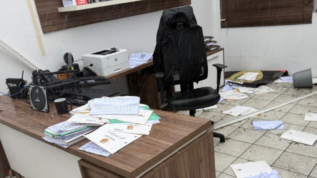Delegacia de Orleans fica destruída após forte temporal atingir SC