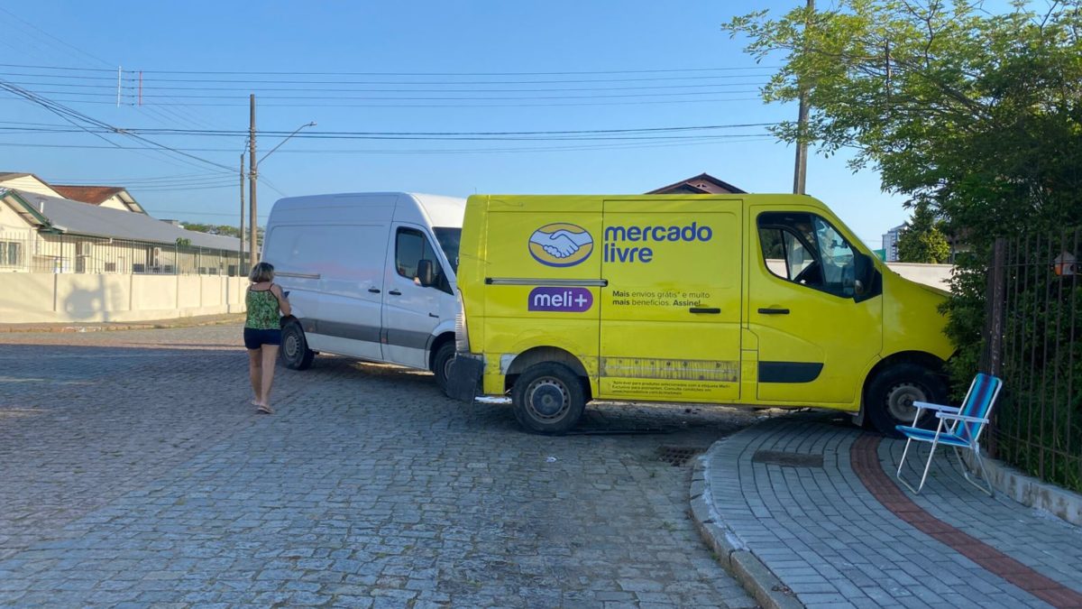 Colisão entre van do Mercado Livre e outra van deixa dois homens feridos em Timbó