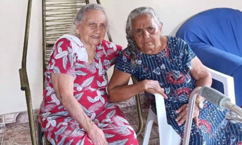 Reencontro emocionante: mãe de 105 anos presenteia filha de 85 com bengala após sete anos separadas