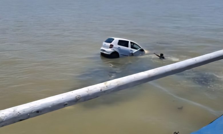 Em Itajaí, carro é jogado no rio por caminhão e motorista escapa da morte após ser salva por dois homens