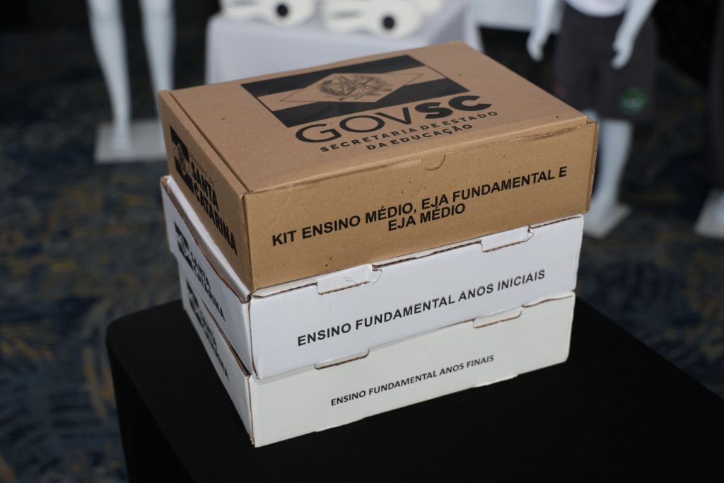 Governo de SC distribuirá kits escolares personalizados a todos os alunos da rede estadual até 2026