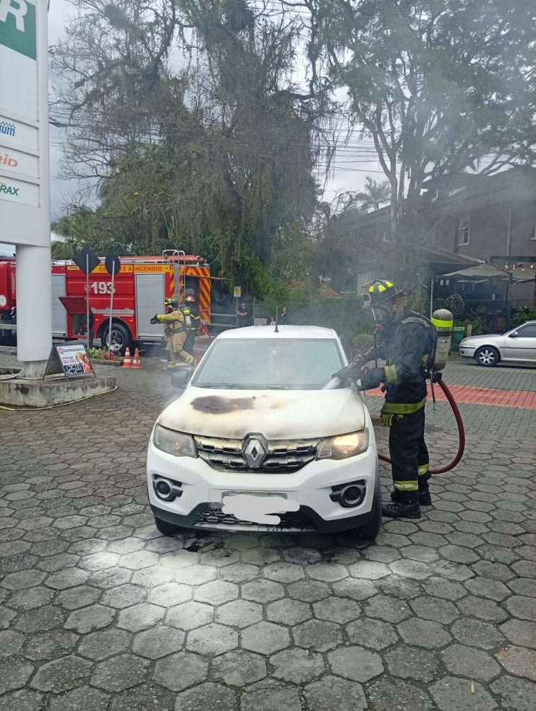 Carro pega fogo ao lado de posto de gasolina e mobiliza Bombeiros em Pomerode