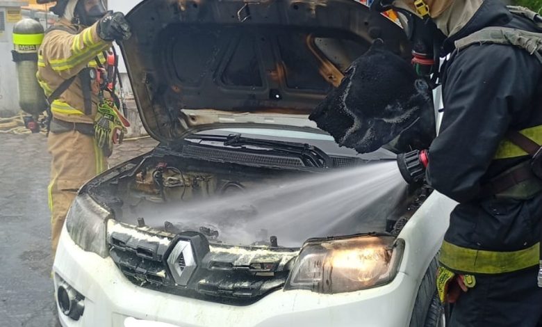 Carro pega fogo ao lado de posto de gasolina e mobiliza Bombeiros em Pomerode