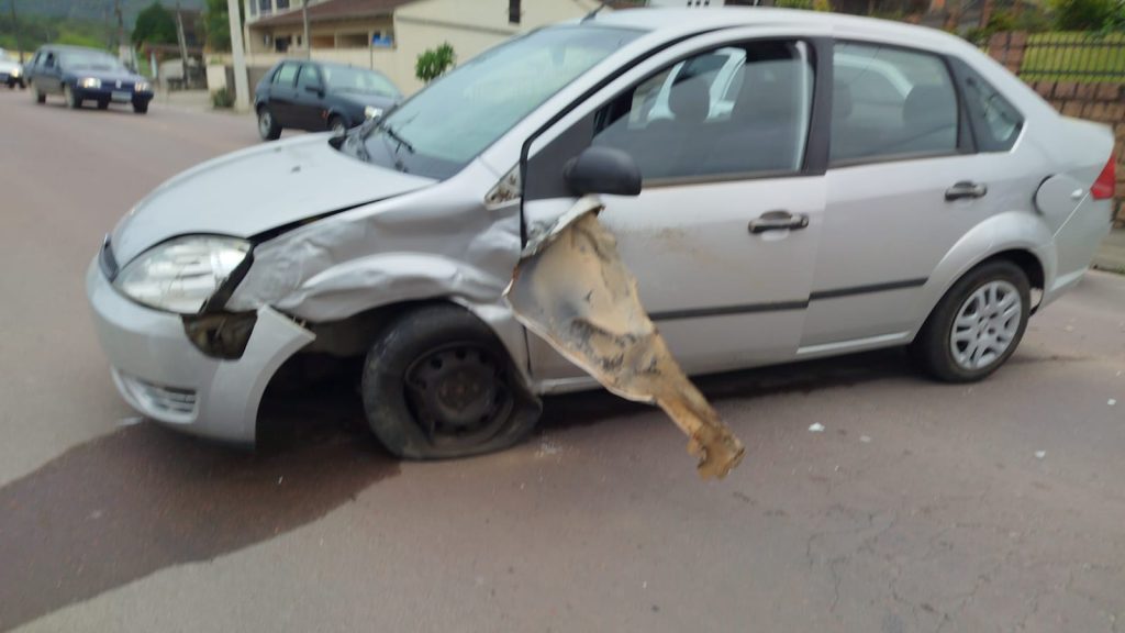 Colisão entre três veículos deixa uma mulher ferida em Timbó