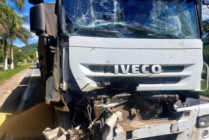 Colisão entre Biz, carreta e caminhão termina em morte na BR-470, em Apiúna