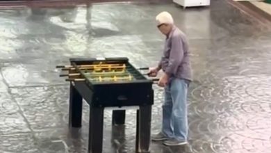 Pai espera duas horas toda sexta-feira pela filha na faculdade, e vídeo emociona a web