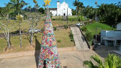 Rodeio celebra inauguração da árvore natalina gigante feita em crochê