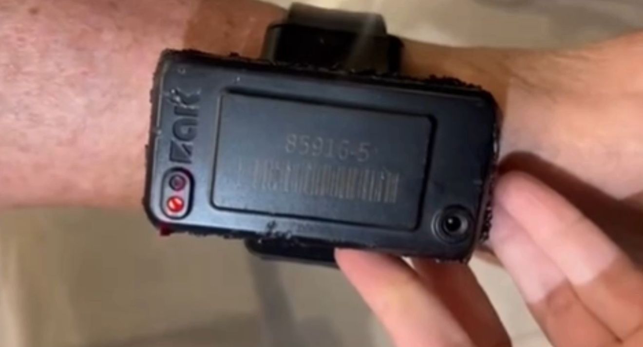 Bolsonaro revela ter usado “cola quente” na tornozeleira em vídeo