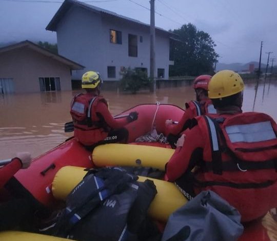 Temporais devastam Santa Catarina: seis cidades entram em emergência após noite de destruição e alagamento