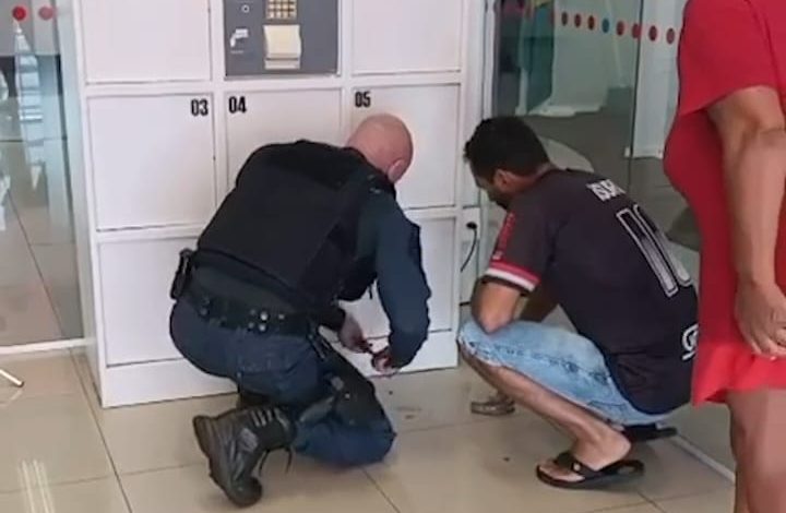 Policiais resgatam menino de 3 anos preso em armário de ferro em agência bancária