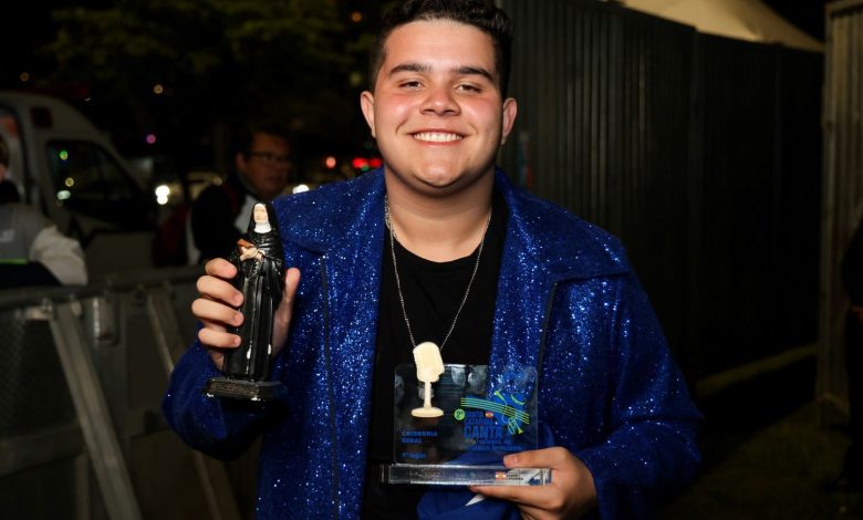 Estudante de 16 anos vence o Festival Santa Catarina Canta e emociona público na grande final em Florianópolis