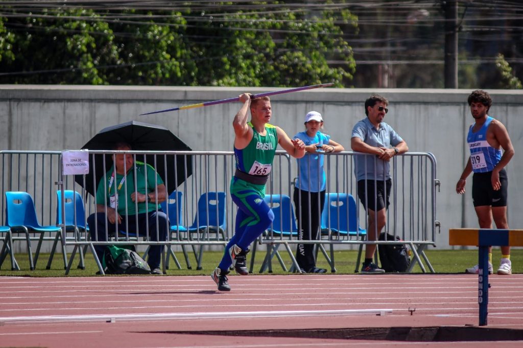 Atleta de Timbó Eduardo Radatz conquista prata no Sul-Americano Sub-20 de Atletismo