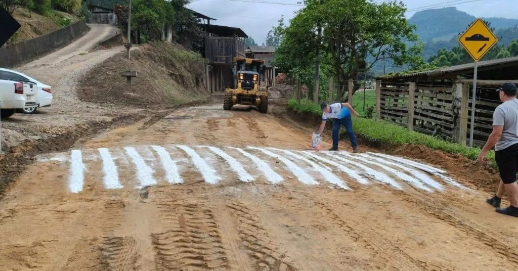 Prefeitura de José Boiteux viraliza com obra inusitada e prefeito cassado