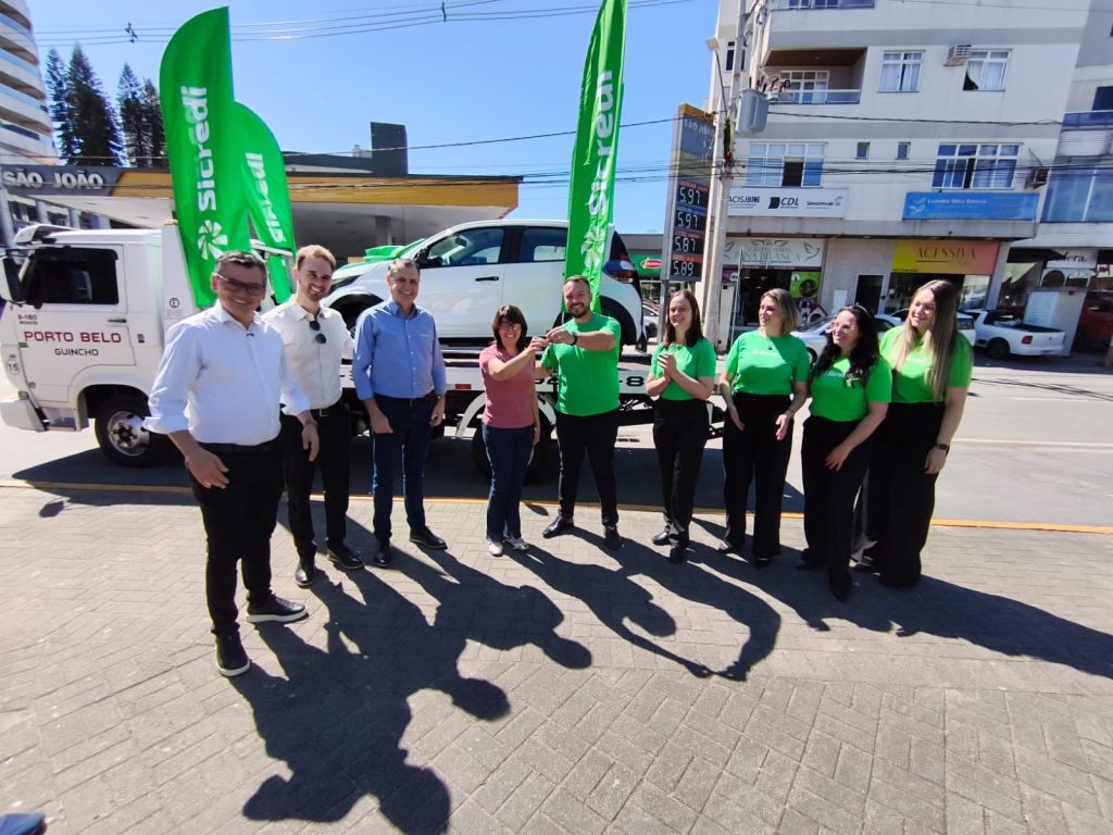 Sicredi entrega carro zero ao CDL de São João Batista e reforça parceria que movimenta o cooperativismo local